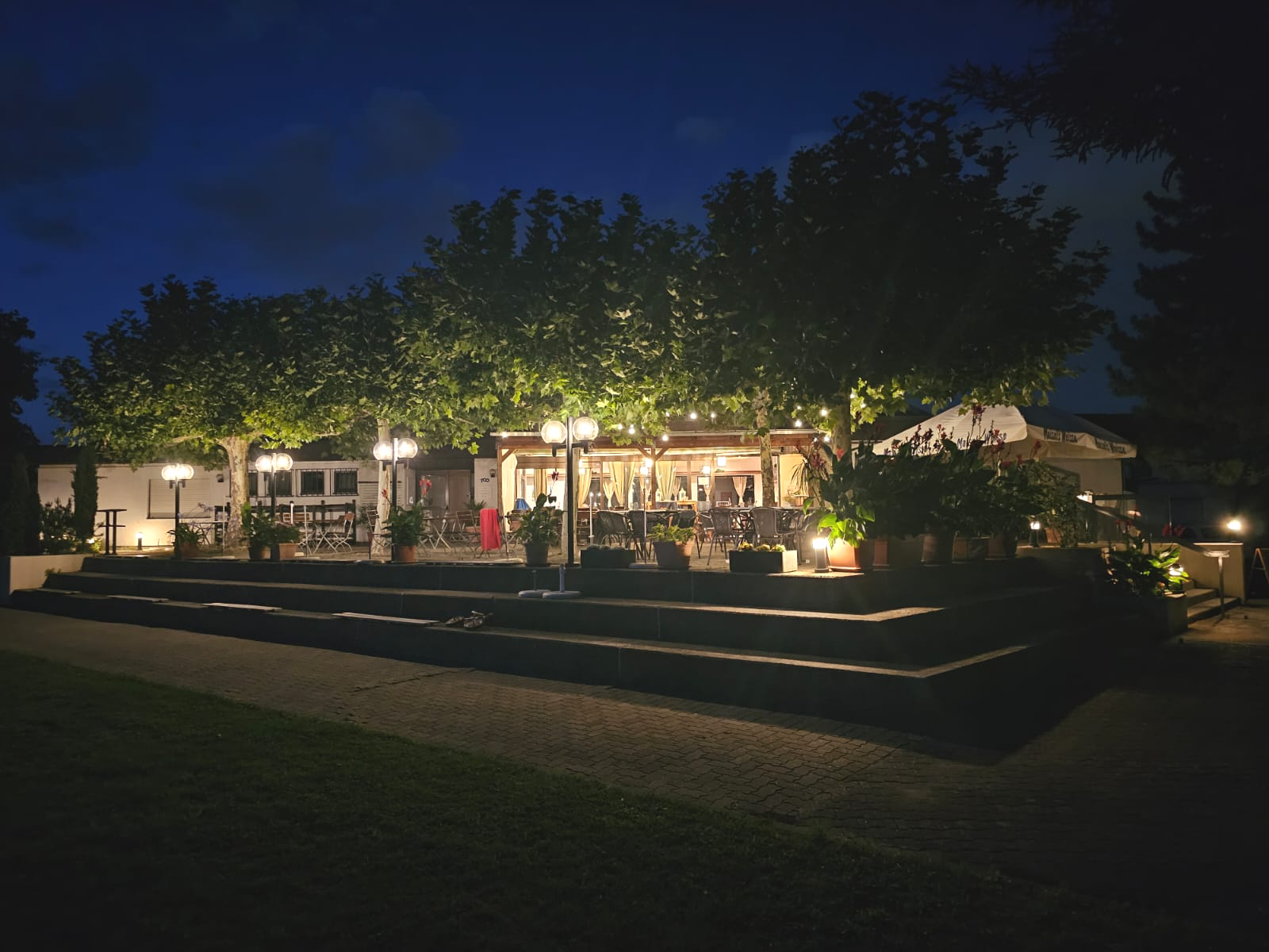 Sternenhof außenterrasse nacht hell